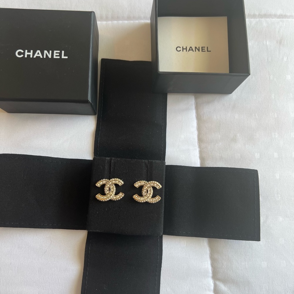 Chanel interlocking CC earrings
